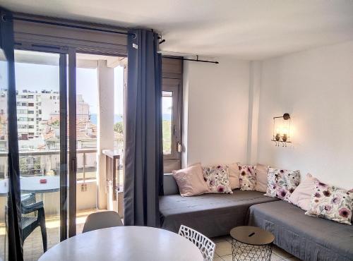 un salon avec un canapé et une table dans l'établissement Résidence Graziella Studio 423, à Juan-les-Pins