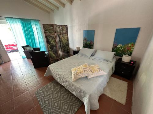 1 dormitorio con 1 cama con 2 almohadas en Charming 1-Bed Studio in Simpson Bay - Beacon Hill en Simpson Bay