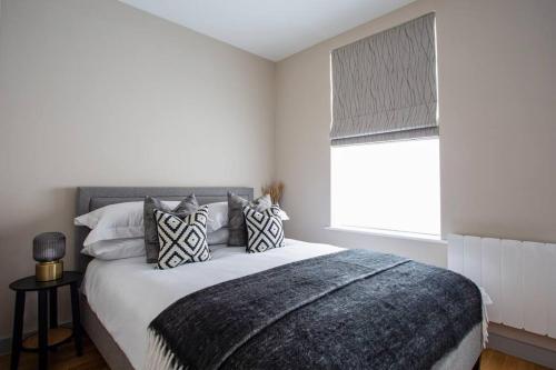 um quarto com uma cama grande e uma janela em Eden Apartment - Islington - 2 bed with terrace em Londres