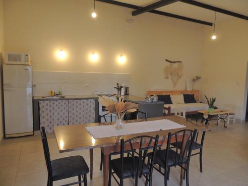 eine Küche und ein Esszimmer mit einem Tisch und Stühlen in der Unterkunft La casita de Cerrillos in Salta
