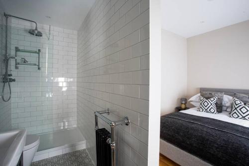 uma casa de banho com uma cama, uma banheira e um lavatório. em Eden Apartment - Islington - 2 bed with terrace em Londres