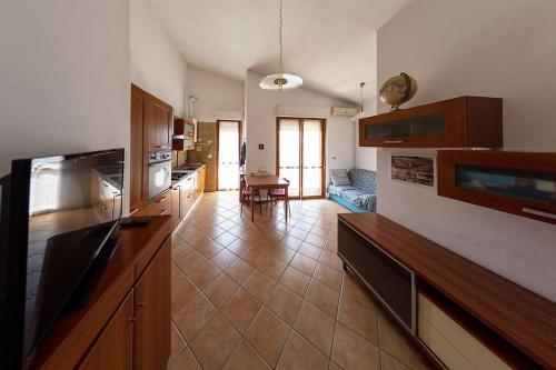 une grande cuisine avec des placards en bois et un salon dans l'établissement Casa al mare, à Francavilla al Mare