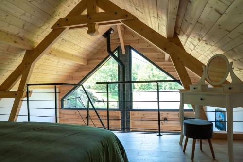 Dormitorio con ventana grande en una cabaña en Chalet d'Andreyt, en Béost