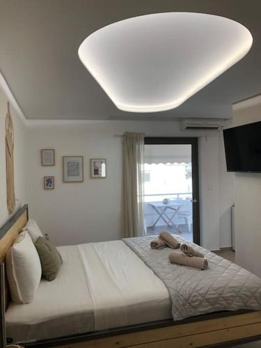 1 dormitorio con 1 cama grande y techo blanco grande en Anastasia Suite/byArtistUnknown, en Vari