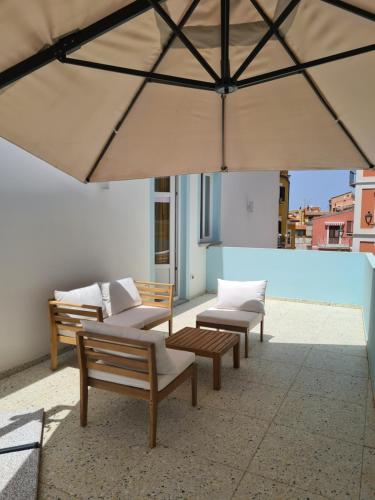 a group of chairs and umbrellas on a roof at Suitetti Camere&Relax in San Nicola Arcella