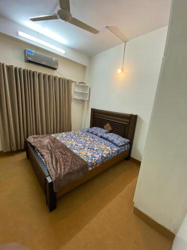 Schlafzimmer mit einem Bett und einem Deckenventilator in der Unterkunft Apartment first floor for rent near commercial market satellite town Rawalpindi in Rawalpindi
