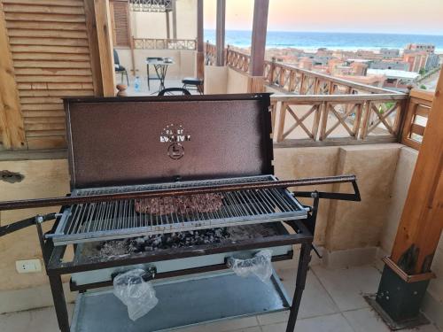 a grill on a balcony with a view of the city at كورونادو in Zāwiyat ‘Abd al Mun‘im