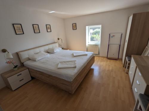 Un dormitorio con una cama grande y una ventana en Captain's Cabin Piran - free parking en Piran