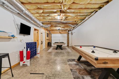 a room with a ping pong table and a ping league at Deer Run Retreat in Ellijay