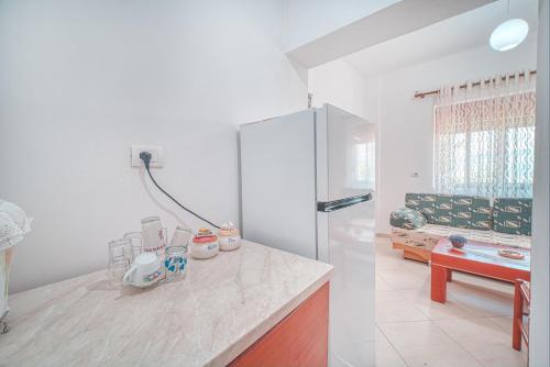 eine Küche mit einer Arbeitsplatte und einem Glaskühlschrank in der Unterkunft Mirror beach-Apartments Mecaj in (( Kalive Gjoka ))
