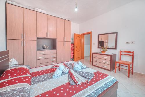 ein Schlafzimmer mit 2 Betten und einem TV in der Unterkunft Mirror beach-Apartments Mecaj in (( Kalive Gjoka ))