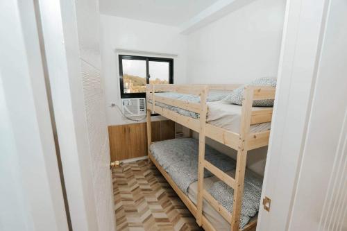 מיטה או מיטות קומותיים בחדר ב-A’s Penthouse - Calbayog