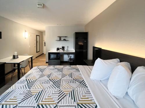 ein Hotelzimmer mit einem Bett und einer Küche in der Unterkunft Studio 6 Nacogdoches TX SFA University in Nacogdoches