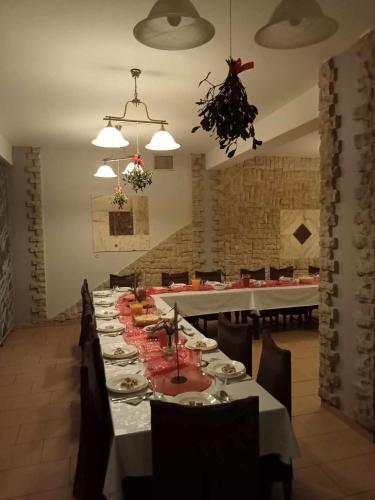 a long dining room with a long table with chairs at DW Agat in Karpacz
