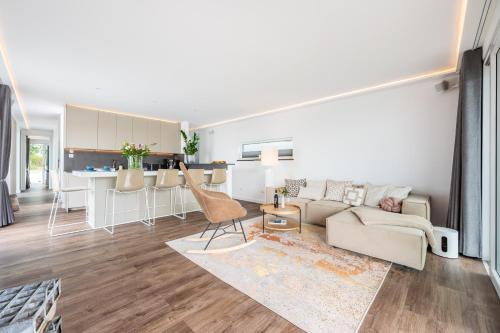 a living room with a couch and a kitchen at 200 qm schwimmendes Penthouse in Vieregge
