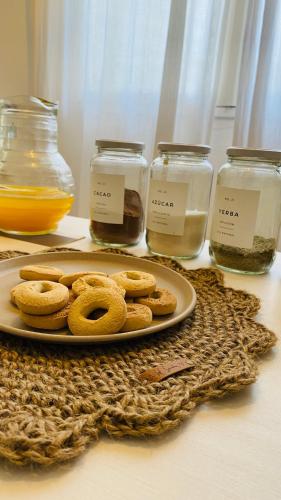 Espacio Edison 1 في سانتا روزا: طبق من الكعك على طاولة مع برطمانات العسل