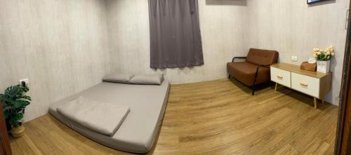 a small room with a bed and a chair at 東澳海安獨木舟背包客棧Hai An 2 Hostel in Suao