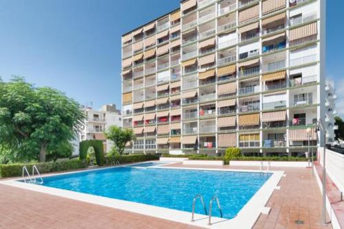 un edificio con piscina frente a un edificio en Apartamentos Marblau Varios 1, 2 y 3 dormitorios - Julio y Agosto SOLO FAMILIAS, en Playa de Gandía