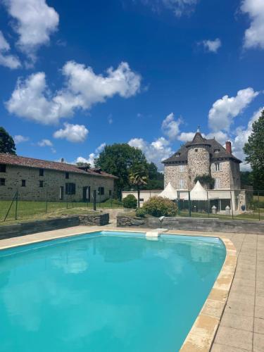 einem großen Pool vor einem Gebäude in der Unterkunft La Chatelleraie in Saint-Étienne-de-Maurs