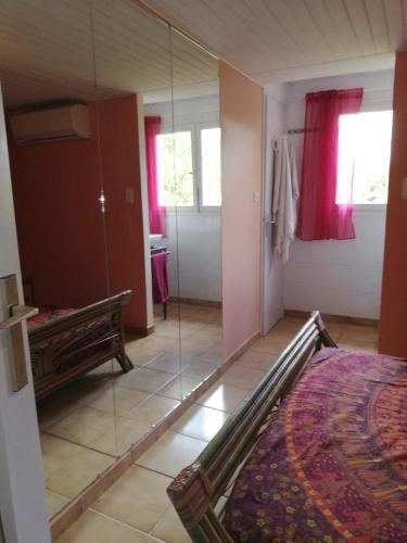 une chambre avec un miroir et un lit dans une pièce dans l'établissement UN AVANT GOUT DU NIRVANA, à Canet