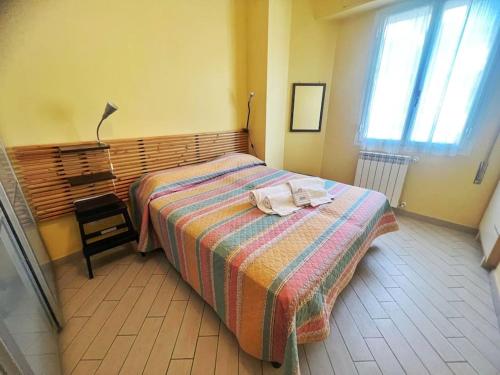 1 dormitorio con 1 cama, 1 silla y 1 ventana en Suite Semeria 19 - Sanremo, en San Remo