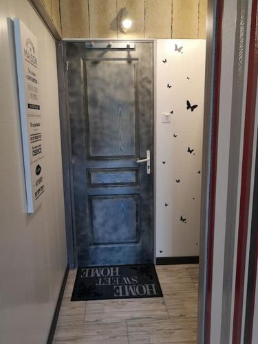 une porte avec un panneau devant elle dans l'établissement L'EscalED - Nice Flat + Arcade room (free games), à Moyenmoutier