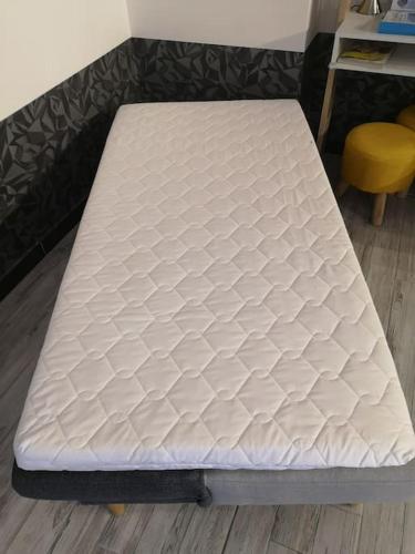 - un matelas posé sur le sol dans une pièce dans l'établissement L'EscalED - Nice Flat + Arcade room (free games), à Moyenmoutier