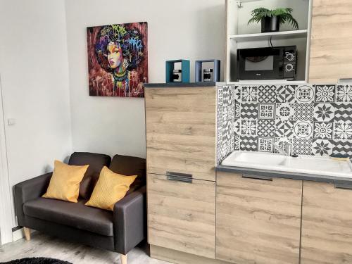 un salon avec une chaise et une armoire dans l'établissement Street Home, à Boulogne-sur-Mer