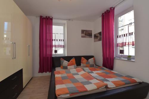 索內貝格的住宿－Ferienwohnungen Sonneberg，一间卧室配有一张带 ⁇ 子毯子的床