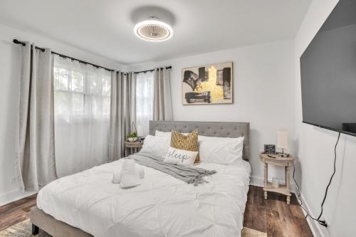 1 dormitorio con cama blanca y ventana en Comforting Retreat Near Woodfield Mall home, en Rolling Meadows