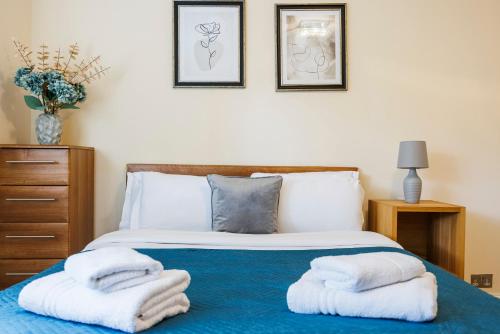 - une chambre avec un lit et des serviettes dans l'établissement Bloomsbury Pad, à Londres