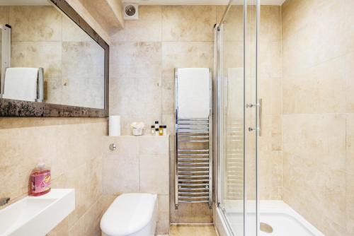 La salle de bains est pourvue d'une douche, de toilettes et d'un lavabo. dans l'établissement Bloomsbury Pad, à Londres