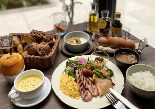 un tavolo con piatti di cibo e un cesto di uova di APA Hotel Kanazawa Katamachi EXCELLENT a Kanazawa