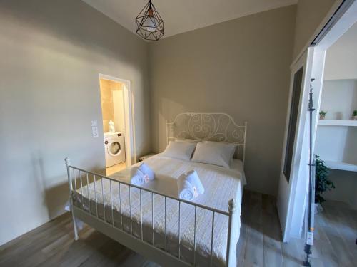 een slaapkamer met een bed met twee handdoeken erop bij Batis Breeze Suites in (( Filaréton ))