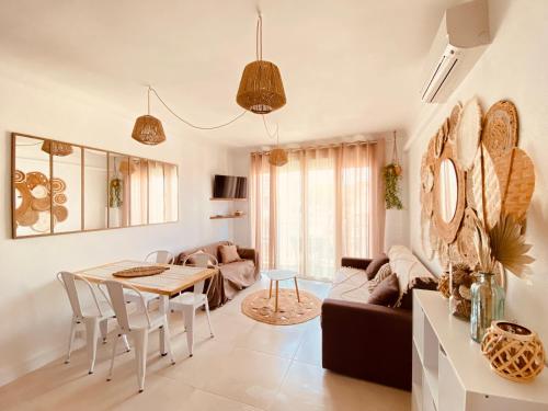 uma sala de estar com um sofá e uma mesa em Buena Vista Appartement en bord de mer em Argelès-sur-Mer