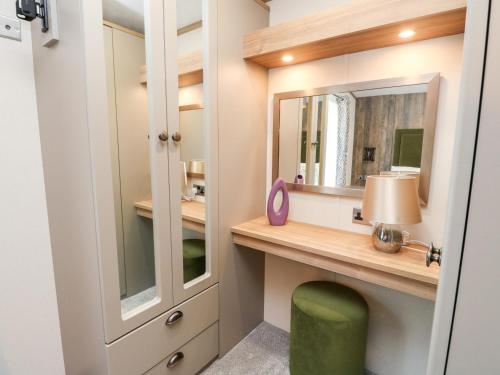 a dressing room with a desk and a mirror at Saorsa in Crieff