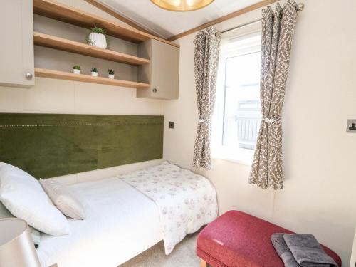 1 dormitorio con cama y ventana en Saorsa, en Crieff