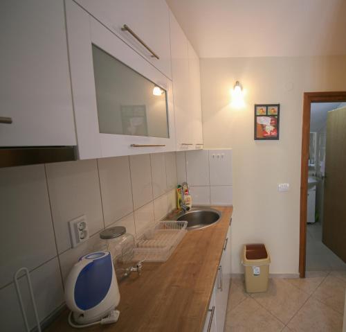 eine kleine Küche mit einem Waschbecken und einem Spiegel in der Unterkunft Goga Apartment in Kotor