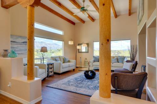 Zona d'estar a Updated Tucson Home with Panoramic Mtn Views and Pool!