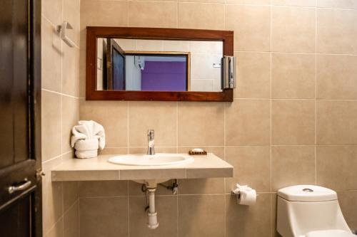 Bilik mandi di Hotel Pelicano