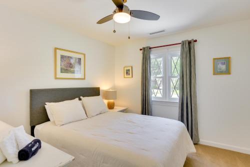 Кровать или кровати в номере Charleston Vacation Rental about 7 Mi to Folly Beach!