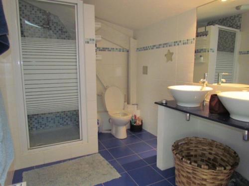 bagno con 2 lavandini, servizi igienici e doccia di SCI LOUXOR BY DOMINIQUE a Urrugne