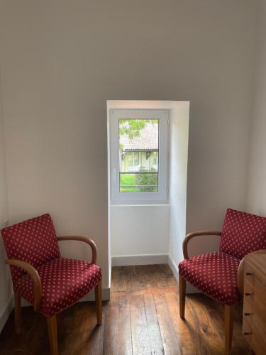 2 sillas en una habitación con ventana en La Chatelleraie, en Saint-Étienne-de-Maurs