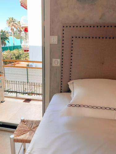 une chambre avec un lit et une vue sur la plage dans l'établissement 2 bedroom apartment in Cannes near the beach, à Cannes