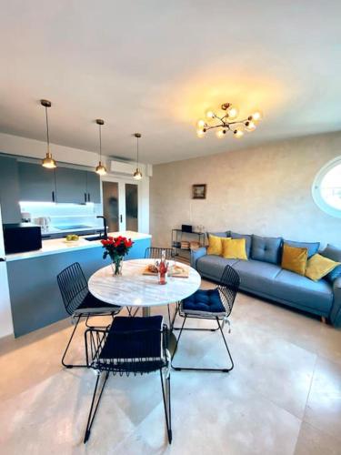 un salon avec une table, des chaises et un canapé dans l'établissement 2 bedroom apartment in Cannes near the beach, à Cannes