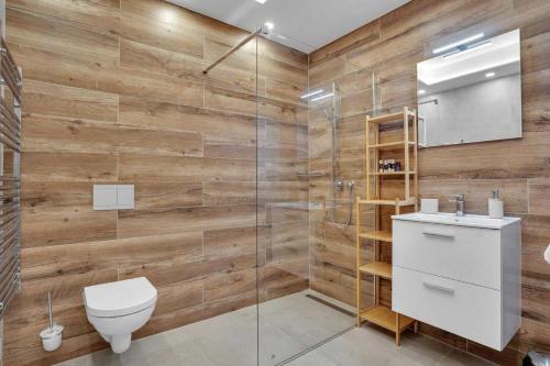 y baño con aseo y ducha acristalada. en SKI Apartmán Snowcat en Abertamy