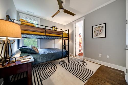 a bedroom with a bunk bed and a desk at Beaus Oasis - 3 Miles To Dtwn Nashville in Nashville