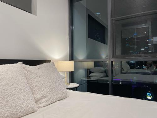 Un dormitorio con una cama con vistas a una ciudad. en Brisbane Skyline View 2Beds River view Apt, en Brisbane