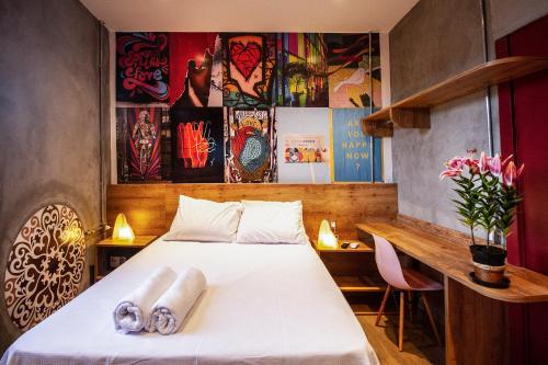 um quarto com uma cama com toalhas em Lobie Armazém São Joaquim no Rio de Janeiro