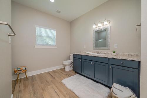 uma casa de banho com um lavatório azul e um espelho. em The Oasis Resort em Rockport
